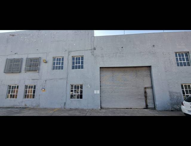 2,800M² WAREHOUSE FOR SALE IN VILLAGE DEEP